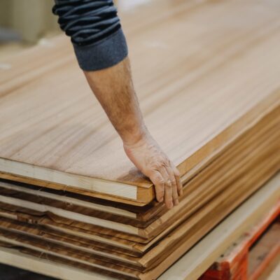 Stapel drewnianych płyt przygotowanych przez producenta sklejki.