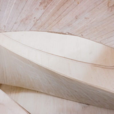 Krzywizny drewniane wykonane z materiału: sklejki specjalistyczne.