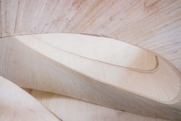 Krzywizny drewniane wykonane z materiału: sklejki specjalistyczne.