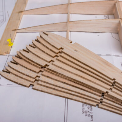 Na planach konstrukcyjnych widoczne są precyzyjnie przycięte sklejki specjalistyczne.