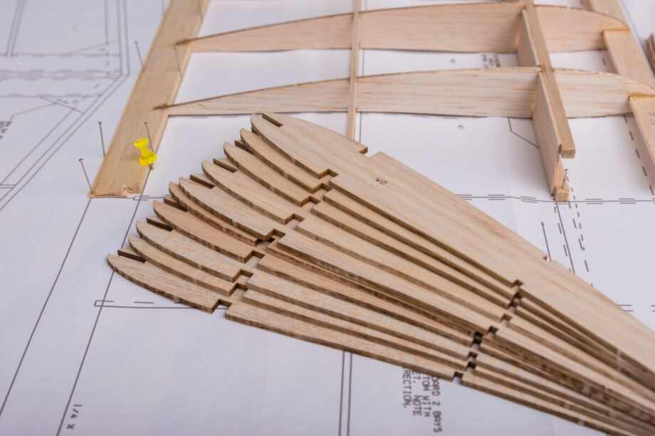 Na planach konstrukcyjnych widoczne są precyzyjnie przycięte sklejki specjalistyczne.