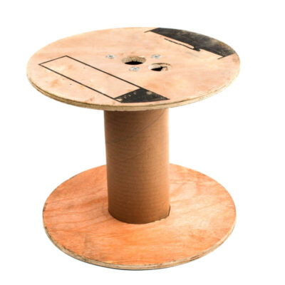 Drewniana szpula do nawijania kabli.