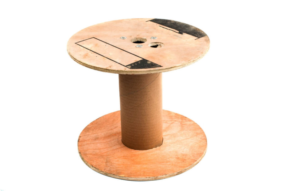 Drewniana szpula do nawijania kabli.